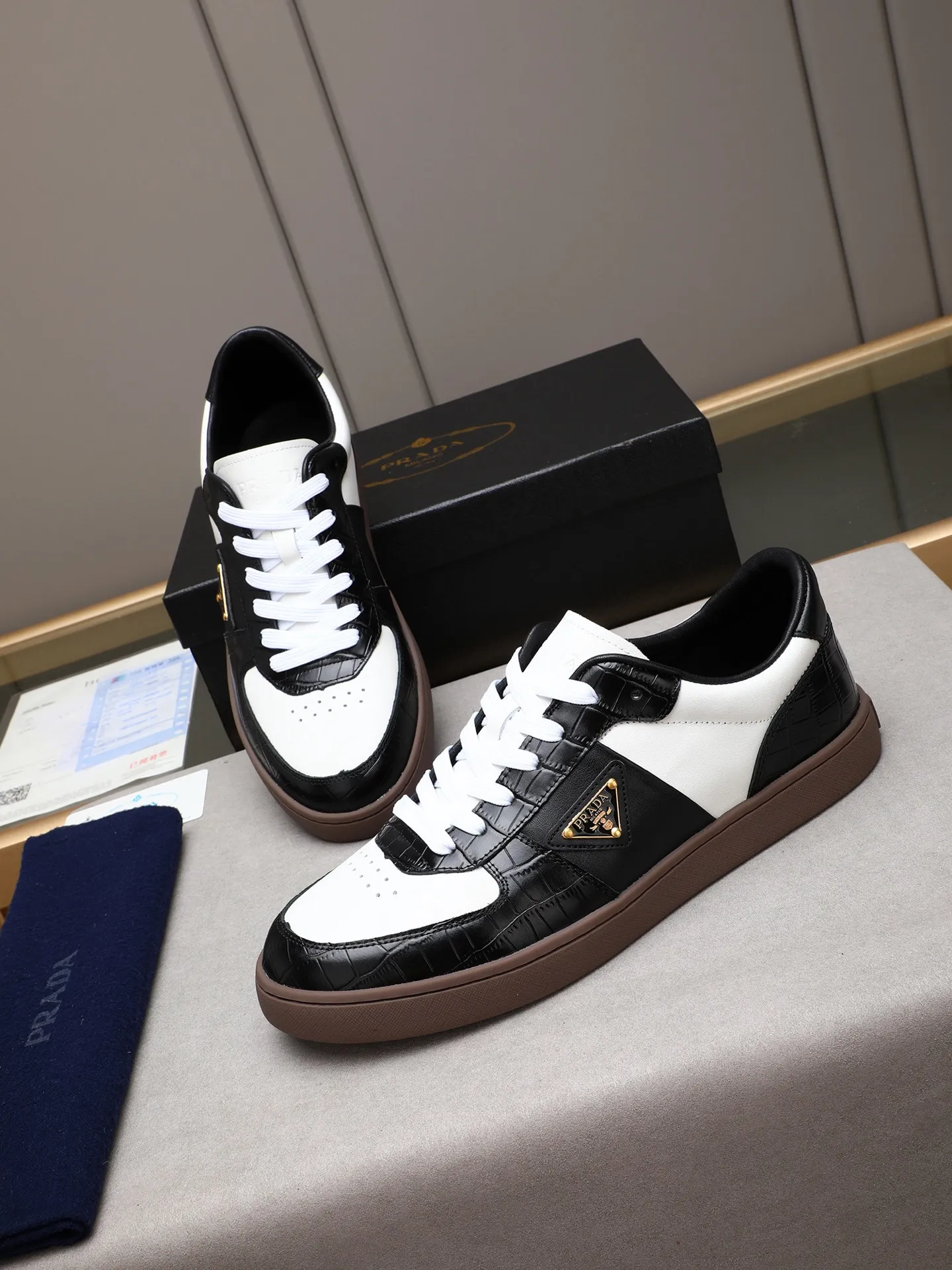 Men's shoes💰420💰 Brand: PRADA (Prada) Standard code: Men's code 38–44 (45 can be customized) Material: Original cowhide, breathable sheep lining Special outsole Style category: Men's fashionable casual sneakers Low-key luxury! Color: actual picture color